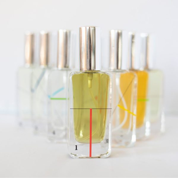 Flacons de parfum alignés, aromathérapie, cosmétiques.