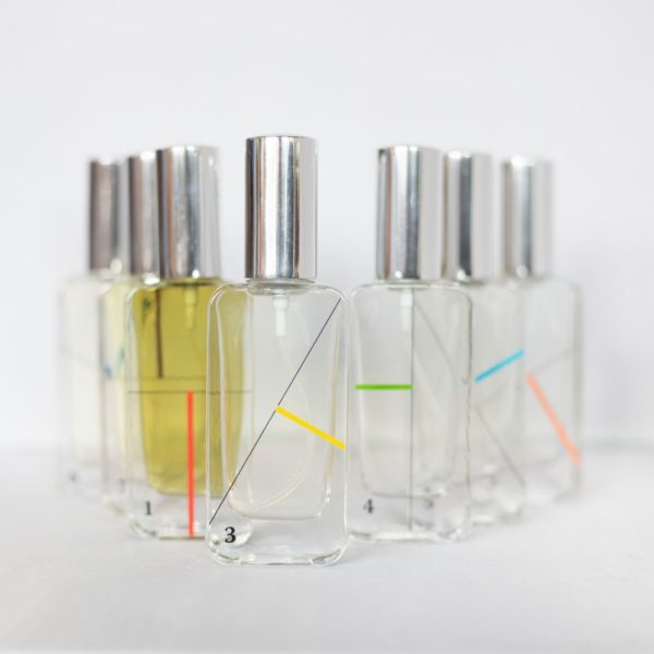 Flacons de parfum colorés en ligne.