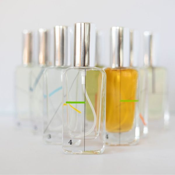 Flacons de parfum alignés, transparence et élégance.