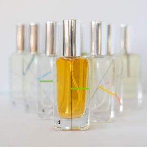 Flacons de parfum en verre alignés.