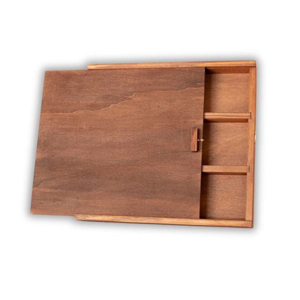 Boîte en bois avec compartiments ouverte.