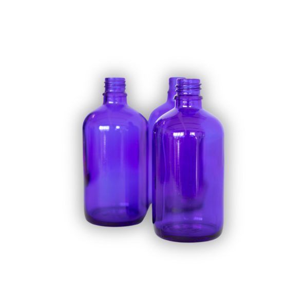 Deux bouteilles en verre violet vides.