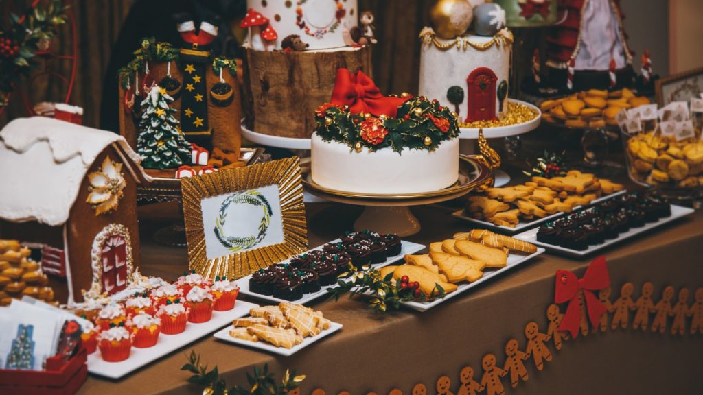 Buffet gourmand de Noël, pâtisseries décorées.