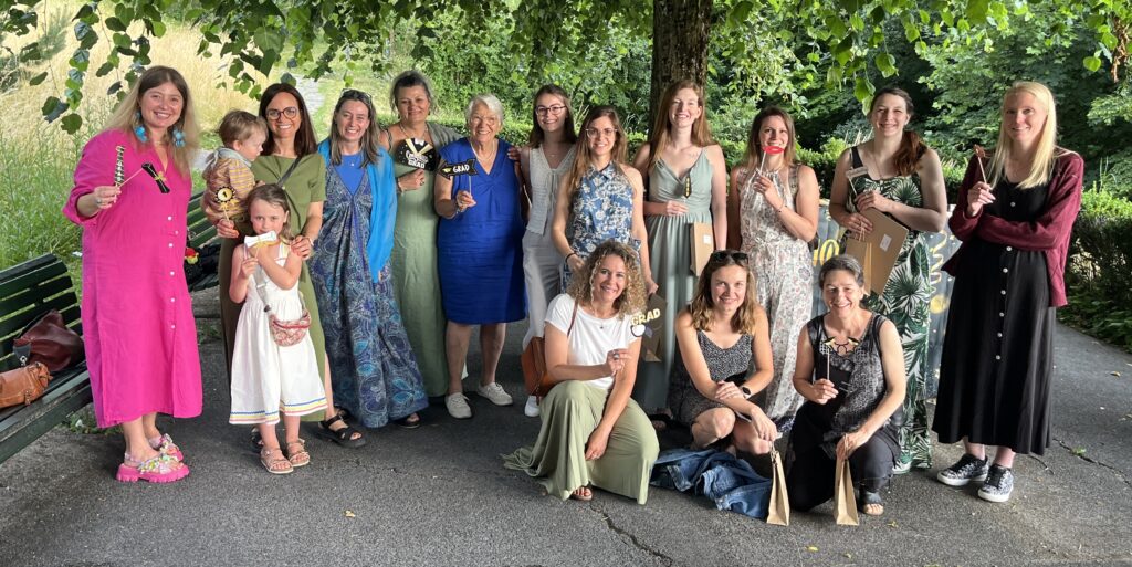 Groupe de femmes célébrant une remise de diplôme