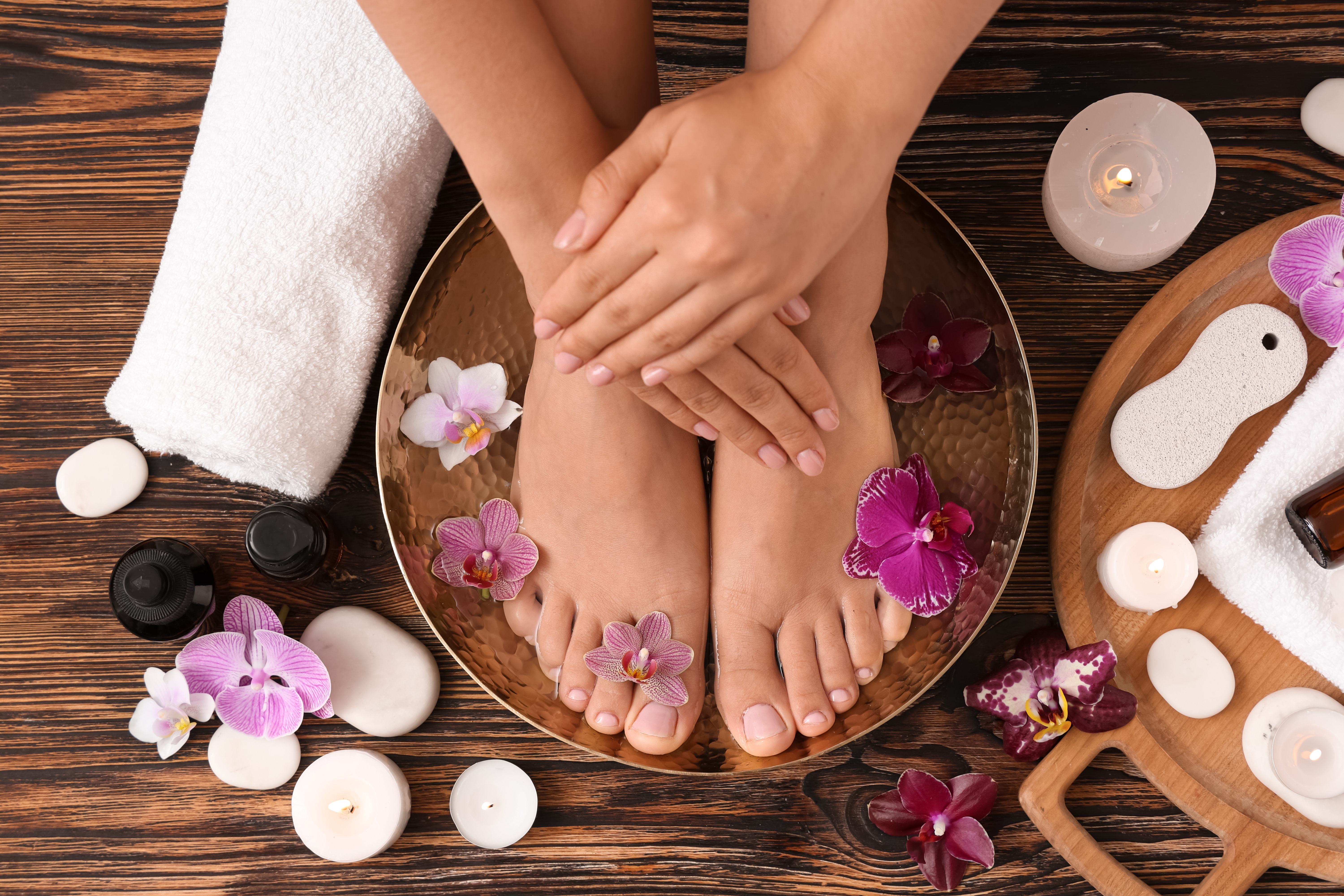 Bain de pieds spa avec orchidées et bougies